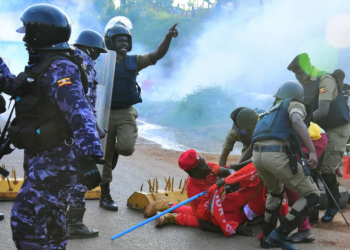 Police disperse choatic Bobi Wine fans for blocking Kampala-Gulu highway