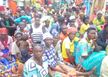 Chaos as over 1,000 evictees of Kyangwali refugee settlement storm govt office